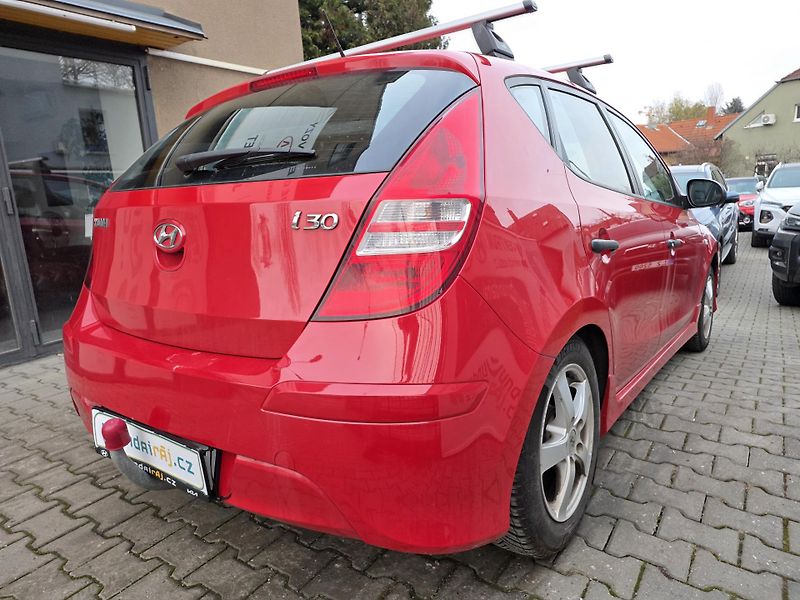 Hyundai i30 1.4-NÍZKÉ KM-TAŽNÉ-ALU - fotka 10 z 15