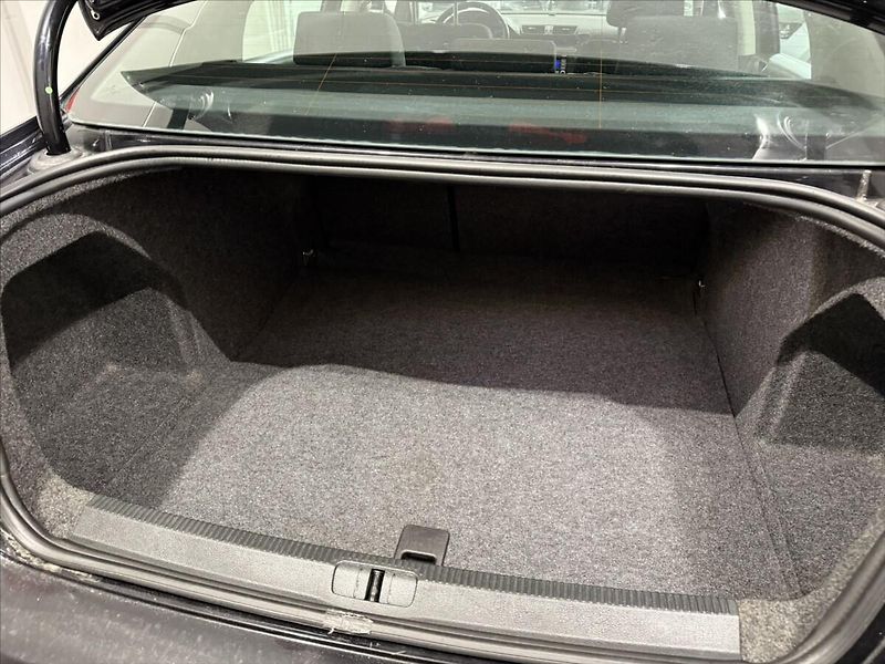 Volkswagen Passat 1,6   i KLIMA VÝHŘEV PO STK - fotka 14 z 16