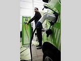 Skupina ČEZ představila na tiskové konferenci 30. listopadu v Praze svoji první dobíjecí stanici pro elektromobily.