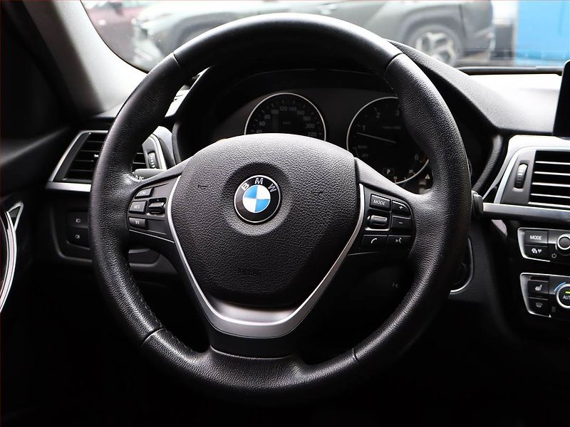 BMW Řada 3 (2016) 330 d xDrive, 4X4, Automat - fotka 14 z 20