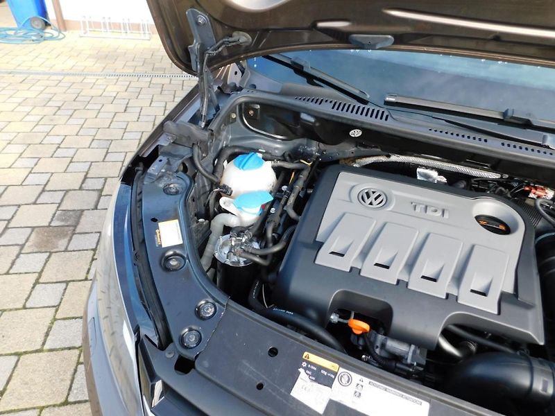 Volkswagen Touran (2012) 2.0 TDi Webasto - fotka 23 z 29