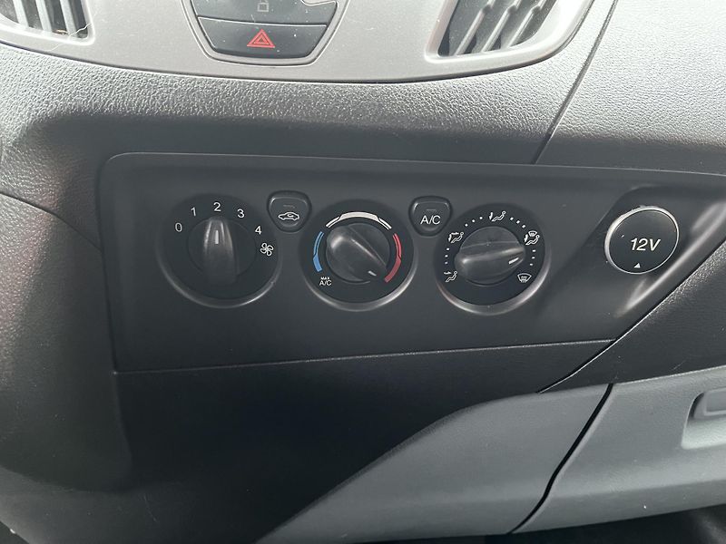Ford Tourneo Custom 2.2 TDCi 9 Míst - fotka 21 z 30
