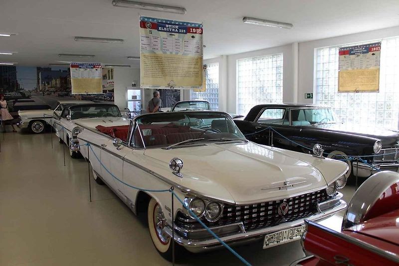 Příď vozu Cadillac Fleetwood Series 60 z roku 1947.