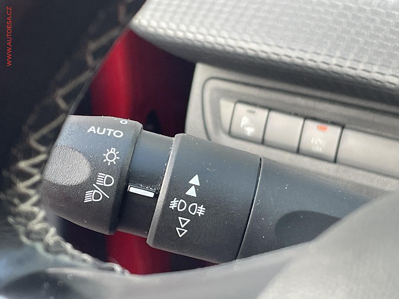 Peugeot 2008 (2018) 1.2 PT, Allure, AT, panor - fotka 15 z 18