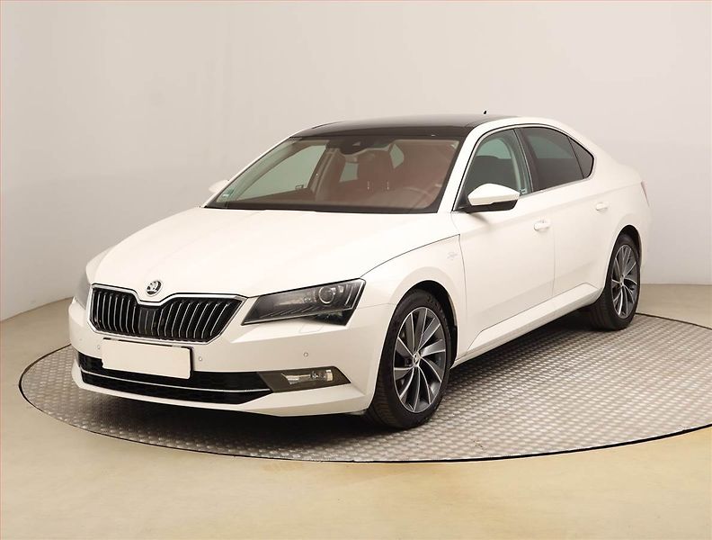 Škoda Superb (2018) 2.0 TDI, 4X4, Automat, Kůže - fotka 2 z 32