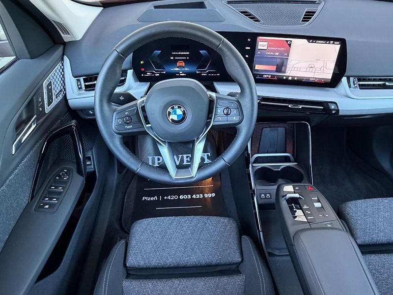 BMW X1 (2025) xDrive 20d PANORAMA Tažné HUD - fotka 23 z 40