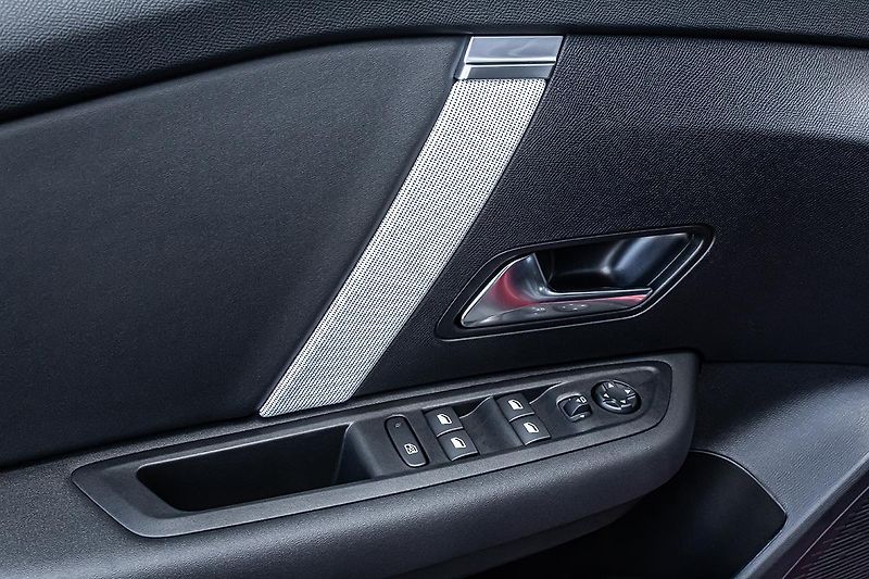 Citroën C4 (2026) 1,2 MAX 130k Automat + ZIMA - fotka 9 z 16