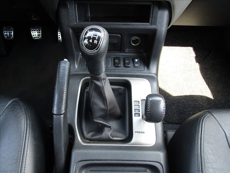 Mitsubishi Pajero 3.2 Di-D, 4x4, aut. klima, 7 m - fotka 11 z 54