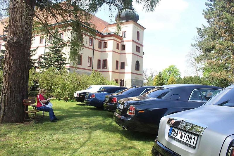 Luxusní vozy se v sobotu 4. května sjely na zámek do Lnář. Převládala auta značky Rolls-Royce.