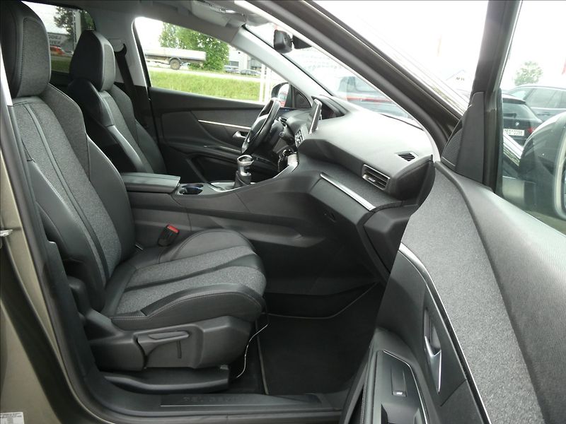 Peugeot 5008 2,0 HDi 110kW Allure serviska - fotka 24 z 41