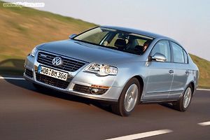 Volkswagen při vývoji úsporných aut vsadil na kombinaci dieselového motoru s užšími pneumatikami a jiným odstupňováním převodovky. Model Passat Blue Motion s průměrnou spotřebou 5,1 litru dorazí do Česka v červnu, cena se bude pohybovat kolem 800 000 Kč.