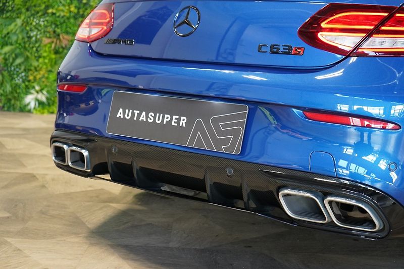 Mercedes-Benz Třídy C (2022) 63s*AMG*CERAMIC*HUD*CARBON*360 - fotka 9 z 44