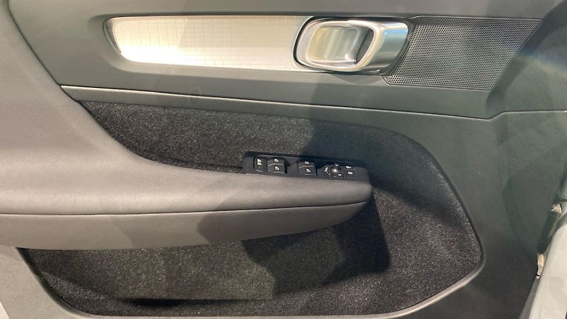 Volvo XC40 CORE, B3 FWD, 120+10 kW / 163+ - fotka 27 z 34