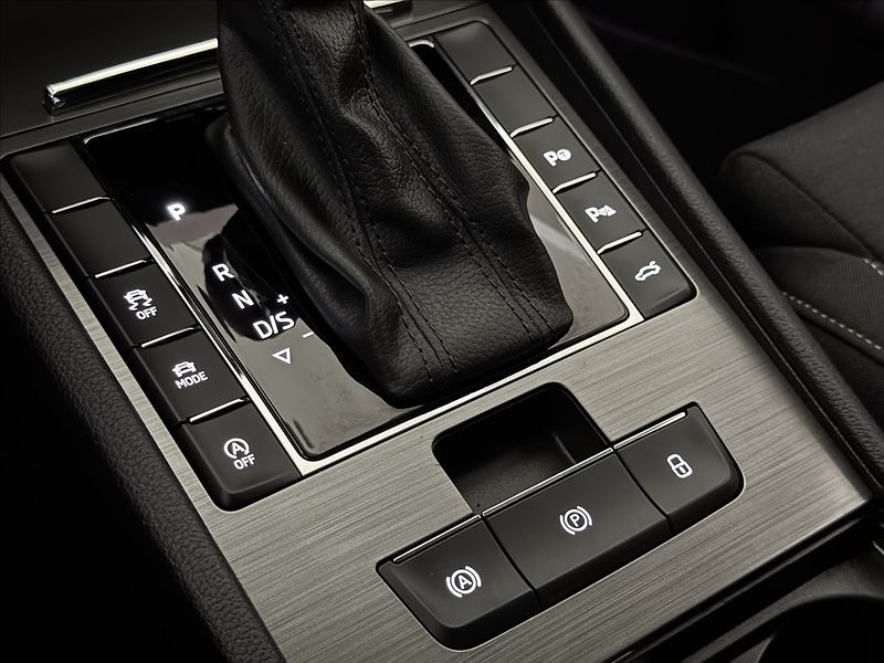 Škoda Superb 2,0 TDi  DSG 4x4 Scout Virtual - fotka 43 z 50