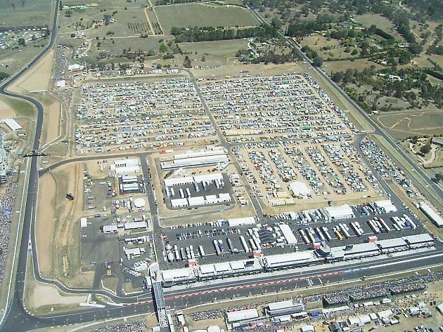 Parkoviště závodních strojů na okruhu Mount Panorama v Austrálii., zdroj: Wikimedia Commons, Mr Bungle, volné dílo