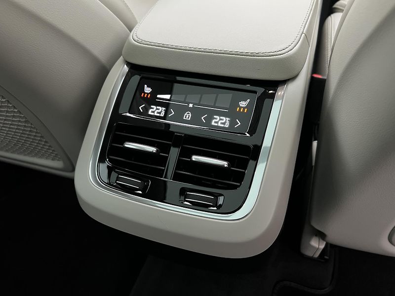 Volvo XC90 B5 AWD INSCRIPTION REZERVACE - fotka 23 z 44