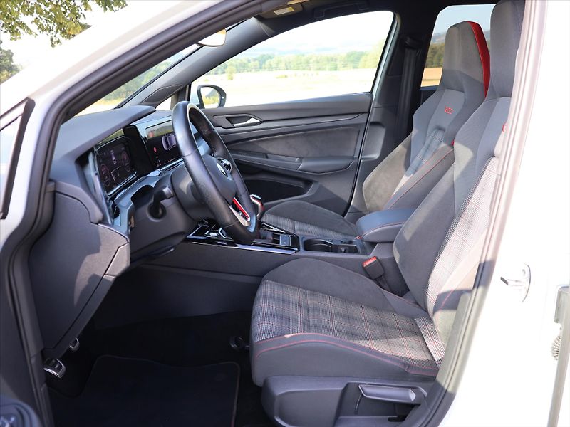 Volkswagen Golf 2,0 TSI GTI 180kW Virtual DPH - fotka 11 z 36