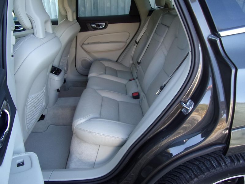 Volvo XC60 2.0D AWD 140kW INSCRIPTION TOP - fotka 16 z 28