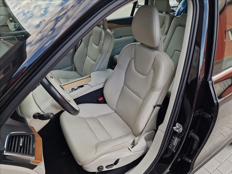 Volvo XC90 B5 AWD Momentum Pro Auto,1Maj - fotka 36 z 50