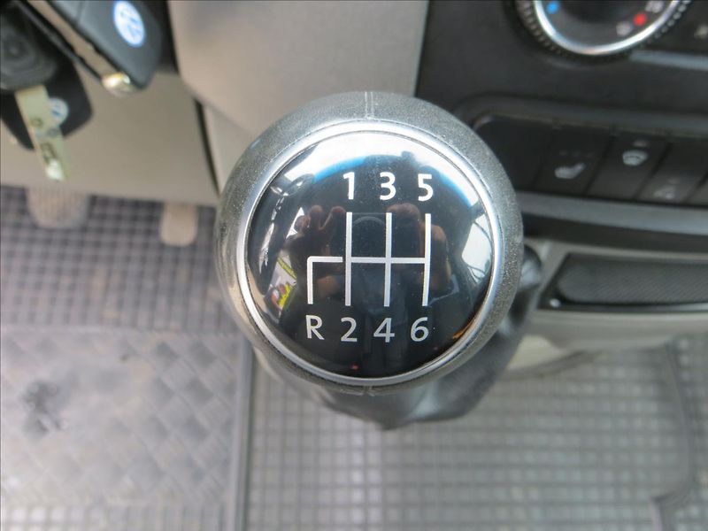 Volkswagen Crafter 2,0 TDI L3H3 5míst TZ Nez.top - fotka 15 z 23