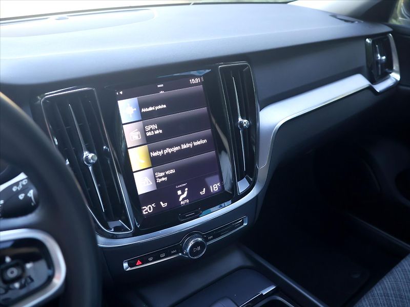 Volvo V60 2,0 B4 AWD Cross Country DPH - fotka 20 z 33