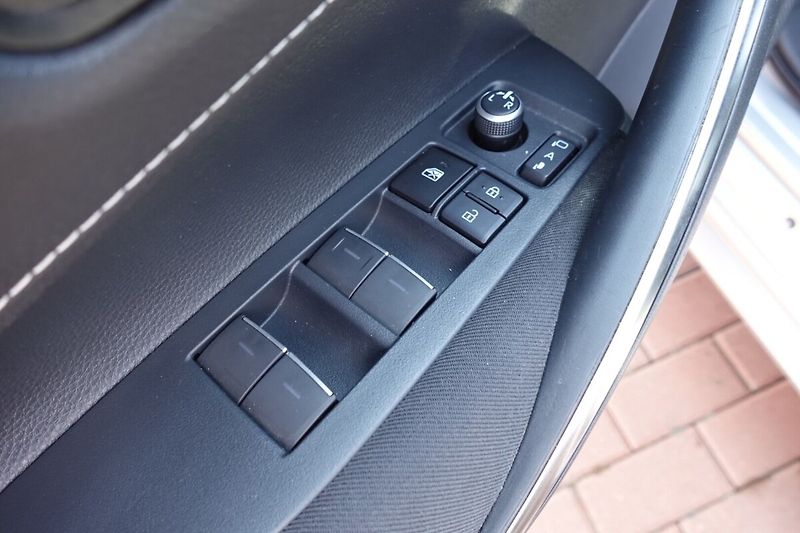 Toyota Corolla 2,0HSD 112kW Comfort Tech - fotka 10 z 31