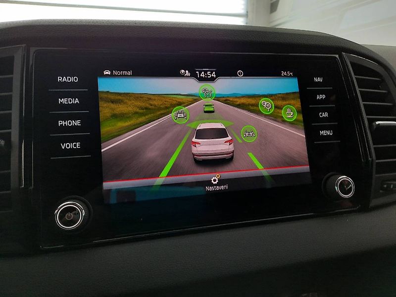 Škoda Karoq (2021) Sportline 2.0 TDI (110kW/150k) - fotka 16 z 26