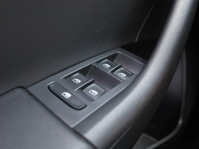 Škoda Rapid (2015) Spaceback 1.6 TDI, Xenony - fotka 15 z 17
