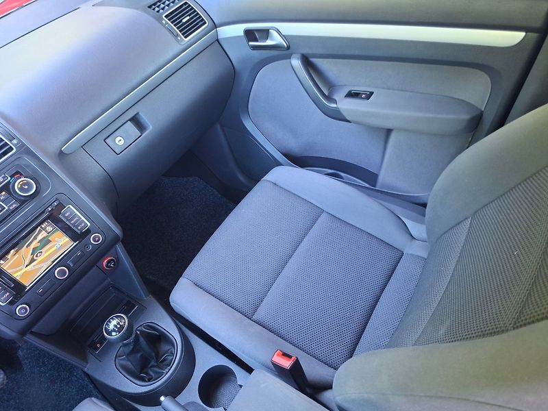 Volkswagen Touran (2011) 1.4TSI 103kW 6MAN - fotka 13 z 35