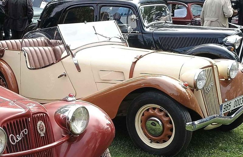 Habrovany cestovaly časem. Park zaplnily historické automobily i motorky.