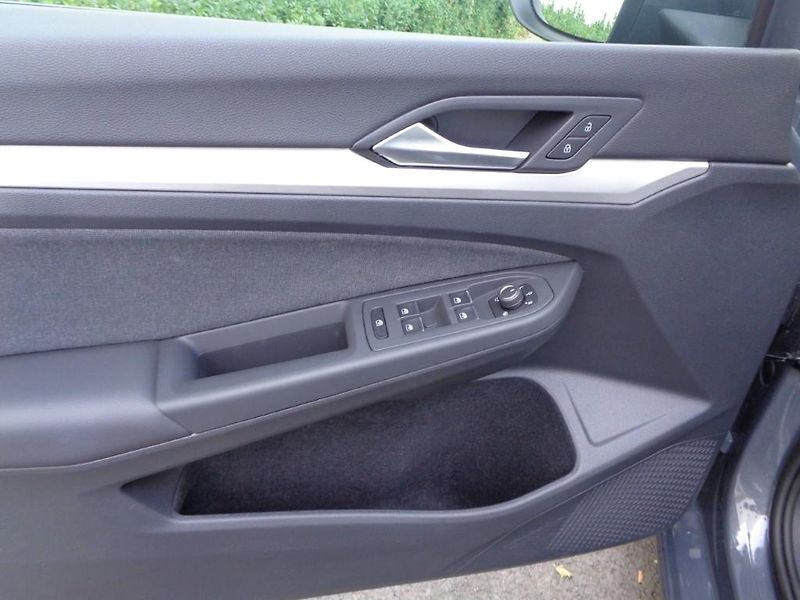 Volkswagen Golf 1.5 eTSI DSG Life 110 kW - fotka 11 z 30