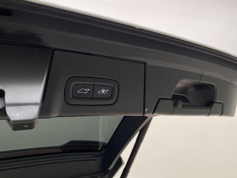 Volvo V90 CC B4 AWD MOMENTUM AUT - fotka 35 z 65
