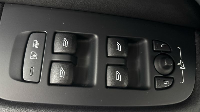 Volvo XC60 2.0 B4 AUT AWD Plus Dark - fotka 24 z 31