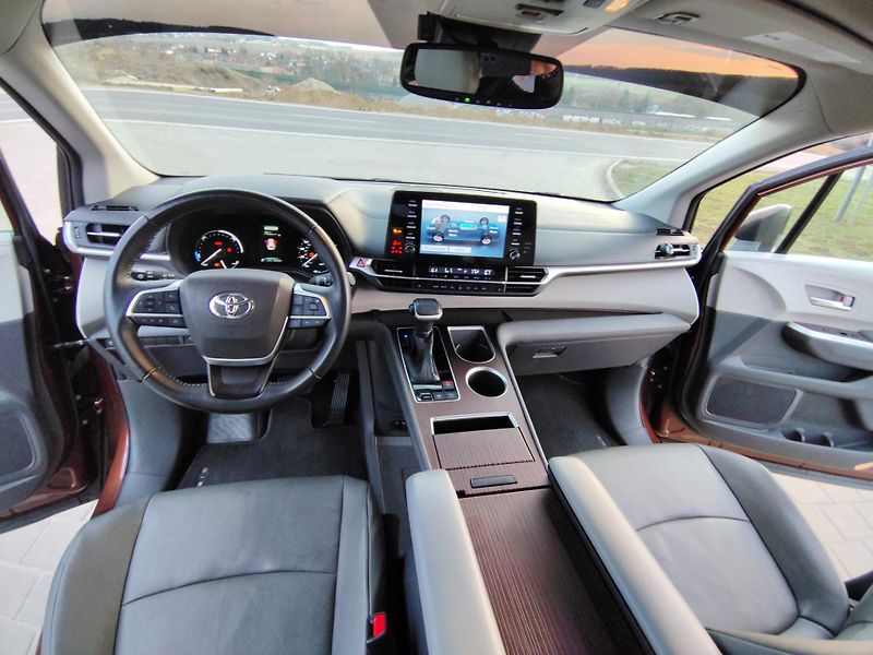 Toyota Sienna (2021) XLE 2.5 HYBRID AWD, 7 MÍST - fotka 13 z 14