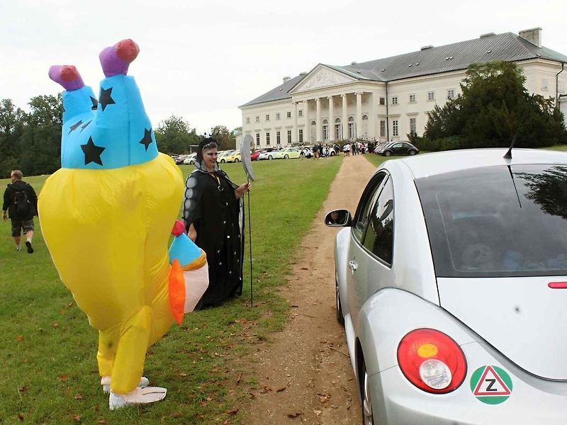 Z 33. Mezinárodního srazu Beetle a New Beetle na téma Naruby u zámku Kačina ve Svatém Mikuláši.