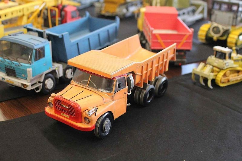 Papírový model buldozeru Caterpillar.