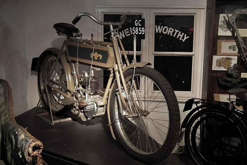 Holandský poštovní sbor vybavený motocykly Matchless.