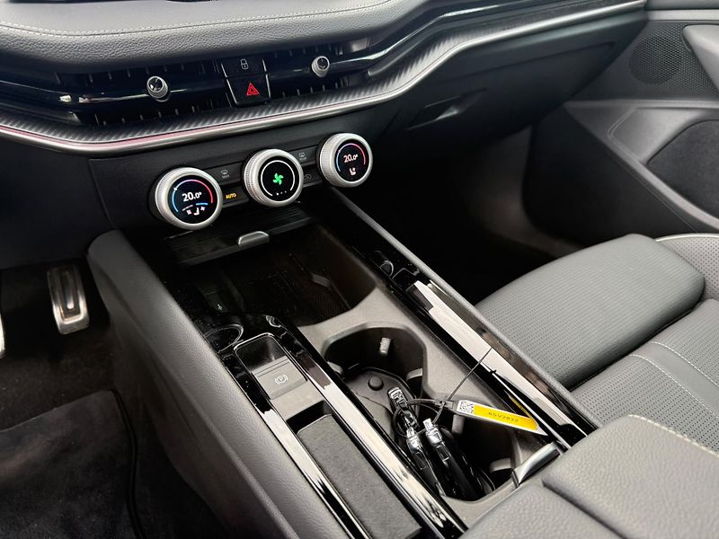 Škoda Superb Sportline 2.0TSI 150kw DSG - fotka 21 z 27