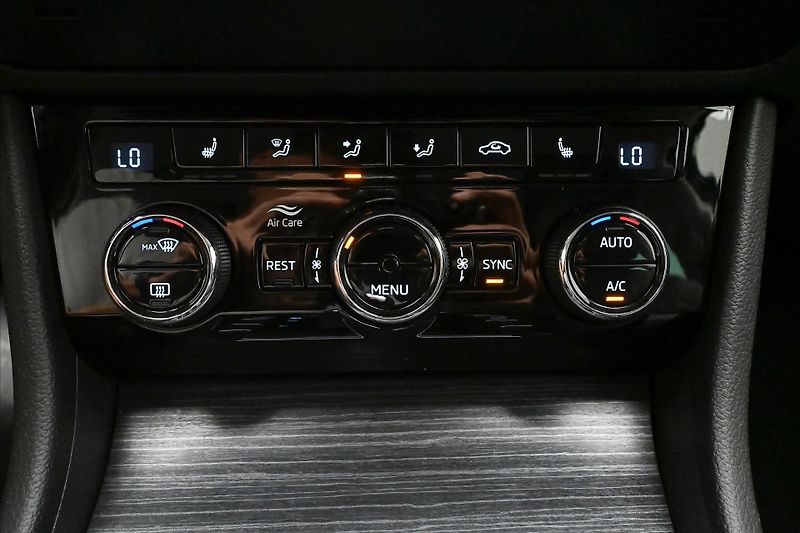 Škoda Superb 2,0 TDI 110kW DSG Style Záruka - fotka 21 z 32