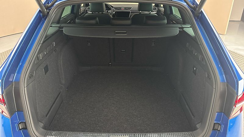 Škoda Superb 2.0 TDI DSG L&K Combi - fotka 17 z 36