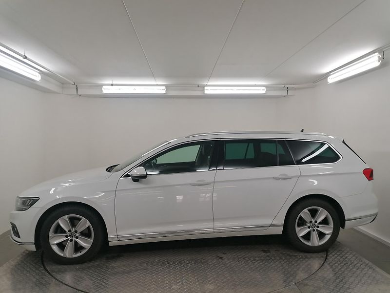 Volkswagen Passat 2,0 TDI DSG ELEGANCE,1.MAJ.ČR - fotka 2 z 16