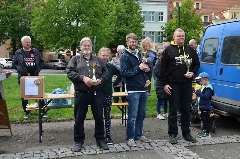 Veteránský závod odstartoval ve Velvarech na náměstí. Cíl byl na náměstí ve Slaném.