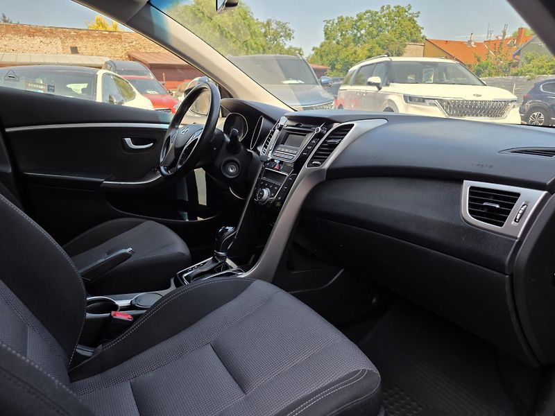 Hyundai i30 (2015) 1.6-NÍZKÁ SPOTŘEBA-AUT-SENZORY - fotka 24 z 28