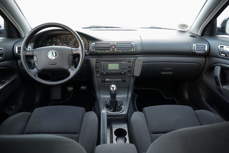 Škoda Superb 1.9 TDi COMFORT - fotka 20 z 31