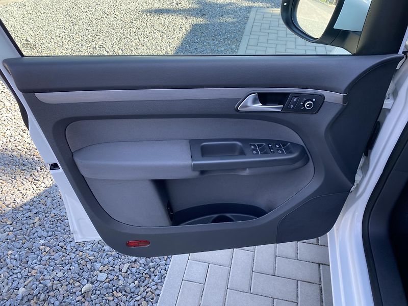 Volkswagen Touran 1.2 TSI 77kW - KLIMATIZACE-PDC - fotka 12 z 39