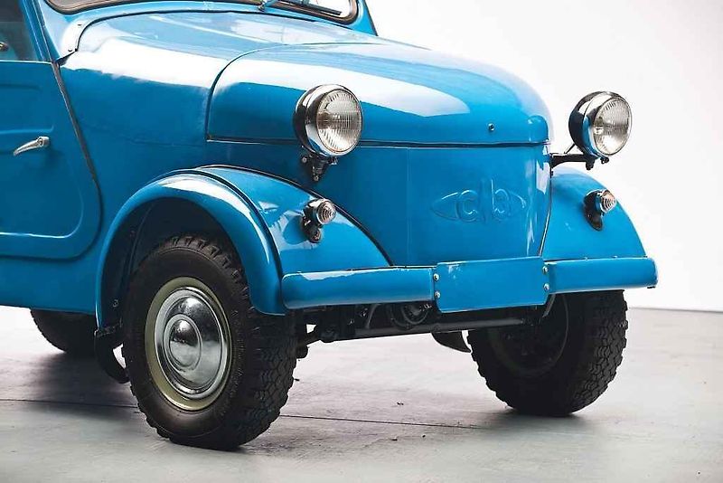 SMZ S-3A poháněl slabý dvoutaktní motor z motocyklu.