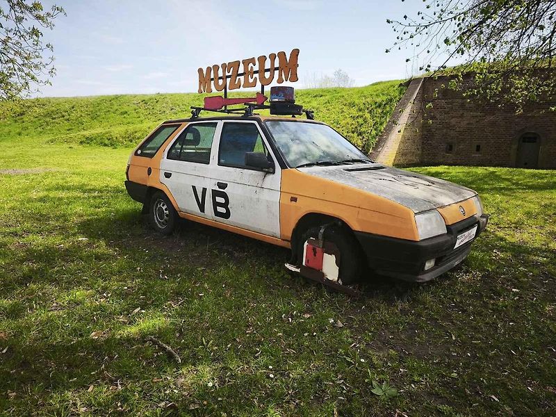 U vstupu do muzea překvapí stylově zařízená recepce z Barkasu.
