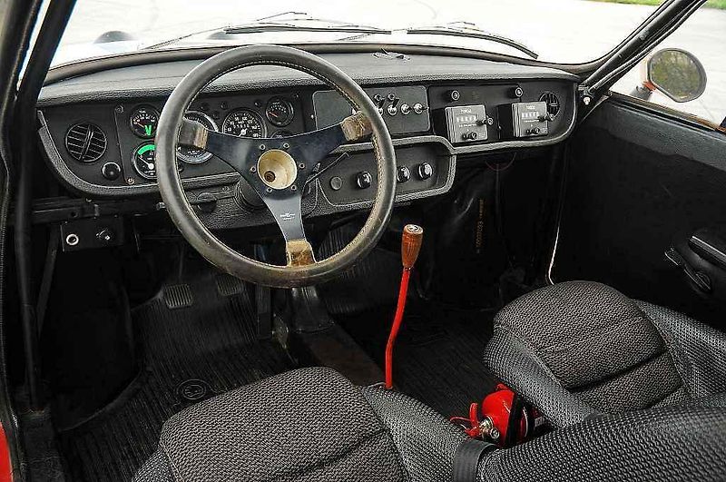 Škoda 130 RS. Vlevo je okruhová verze z roku 1981, vpravo soutěžní provedení z roku 1977.