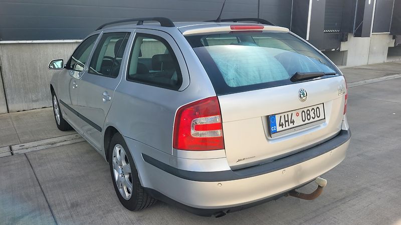 Škoda Octavia 1,6 FSI 85 KW ELEGANCE - fotka 12 z 23