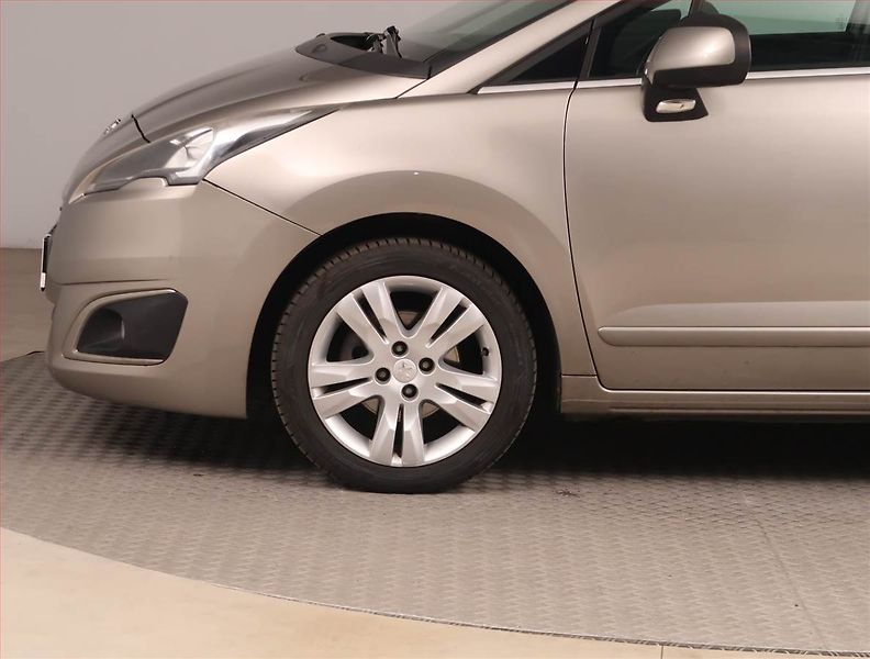 Peugeot 5008 (2014) Active Pack 1.6 HDi, Automat - fotka 15 z 16